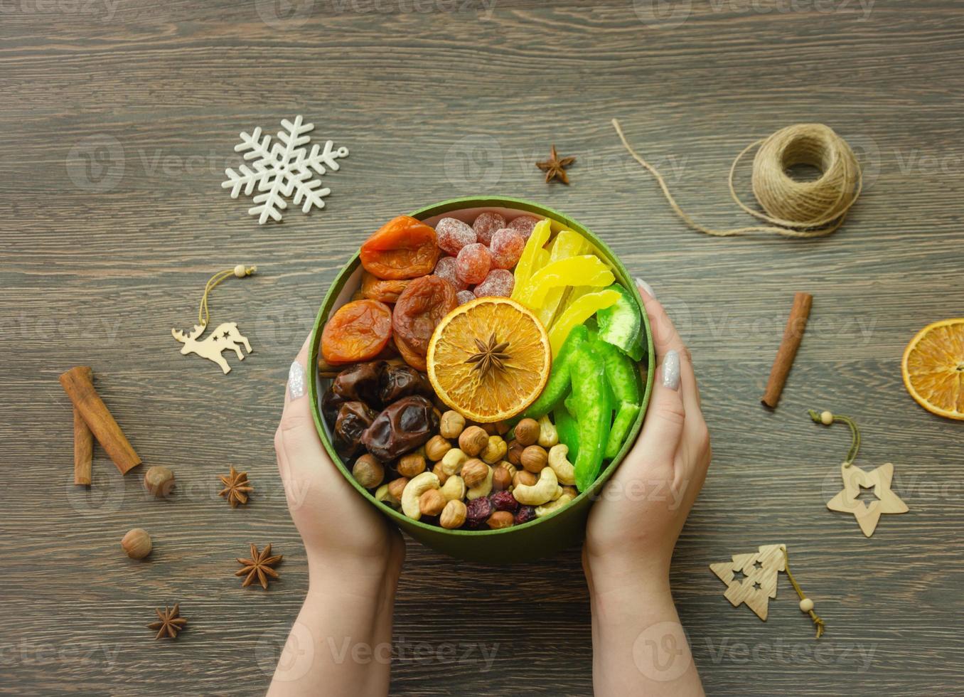 nueces de frutas secas variadas y frutas confitadas en una caja, vista superior foto