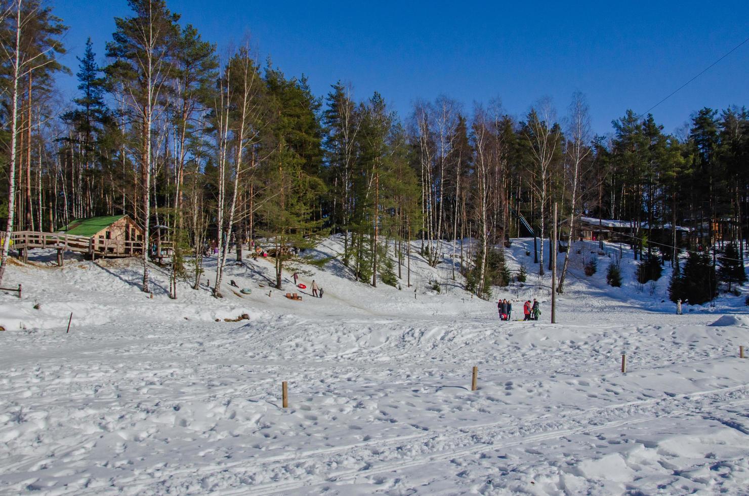 parque de invierno con toboganes de nieve, paseos por el parque foto