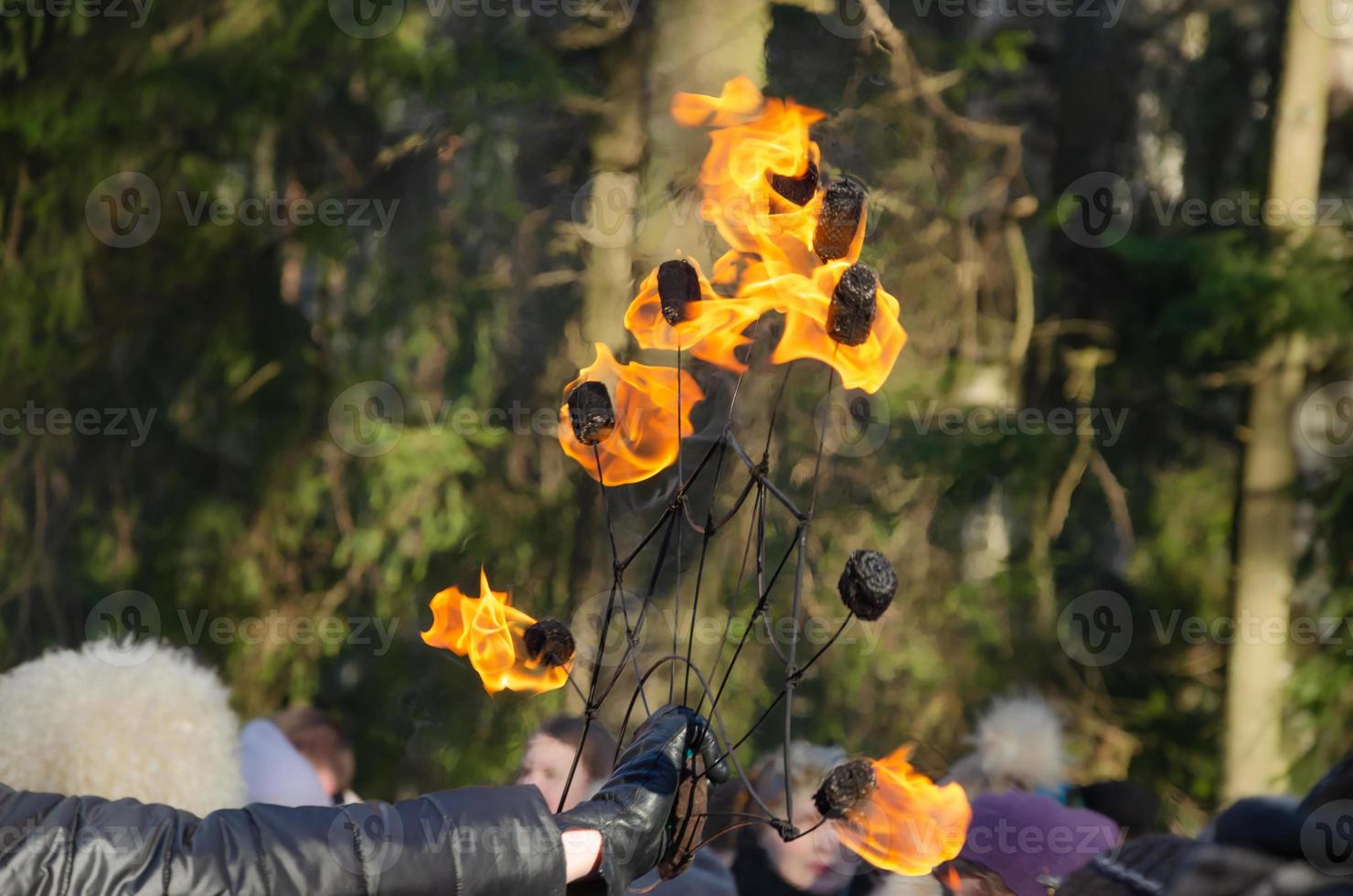 espectáculo de fuego en el festival. abanico de fuego en la mano foto