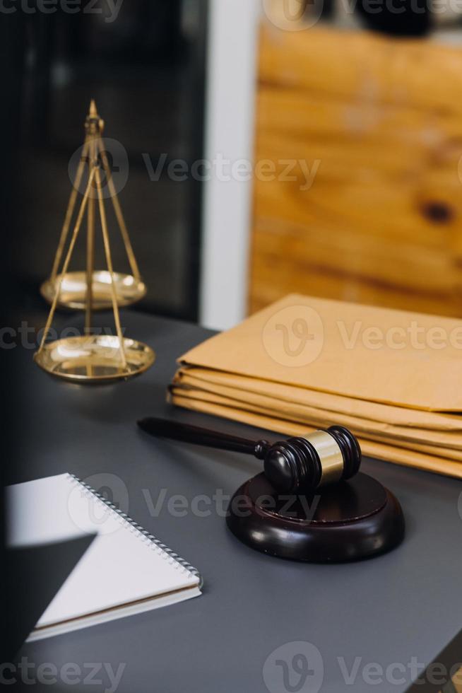 libros de derecho y escalas de justicia en el escritorio de la biblioteca del bufete de abogados. concepto de educación jurídica en jurisprudencia. foto