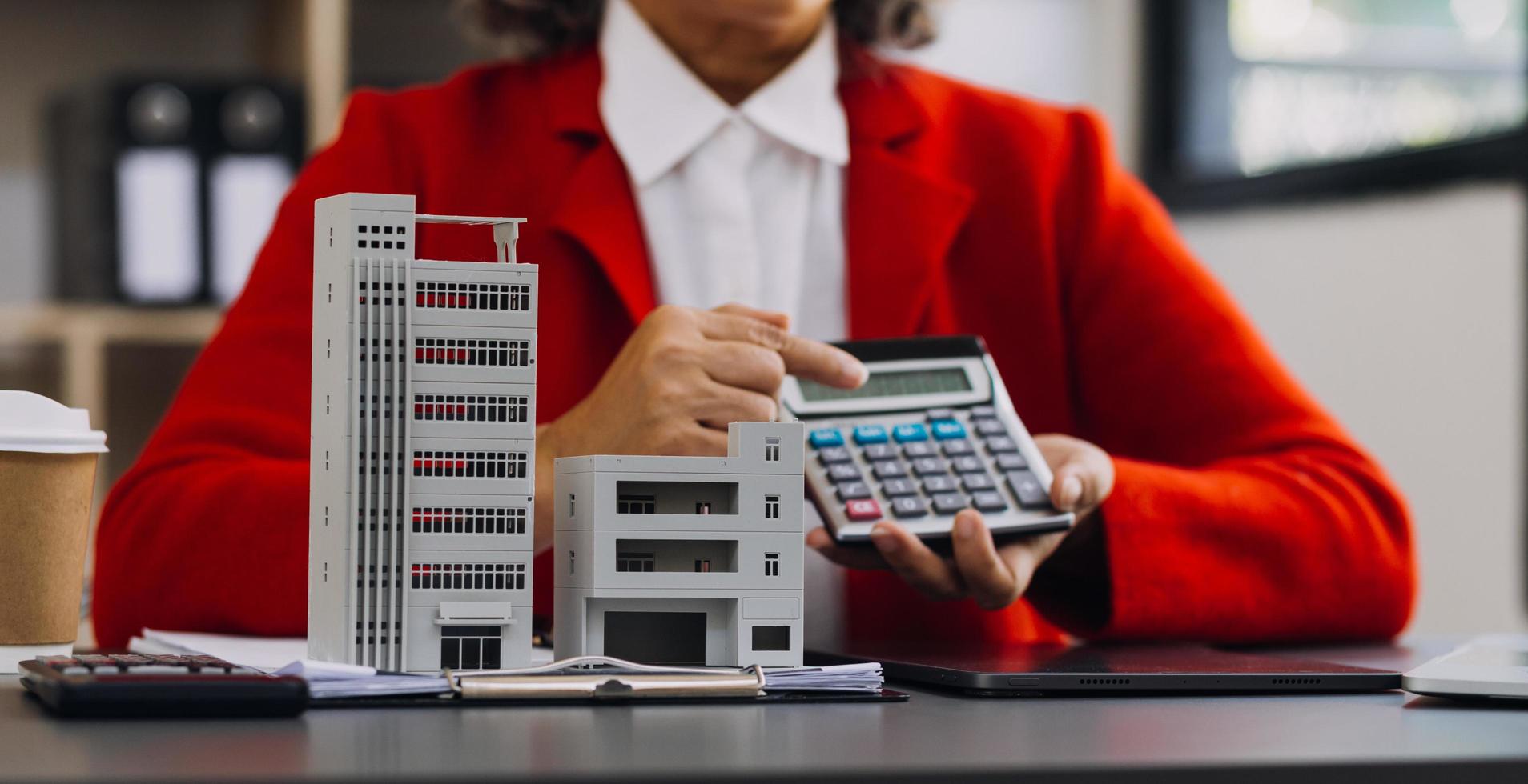 mano de mujer de negocios trabajando con computadora portátil, tableta y teléfono inteligente en la oficina moderna con diagrama de icono virtual en la oficina moderna a la luz de la mañana foto