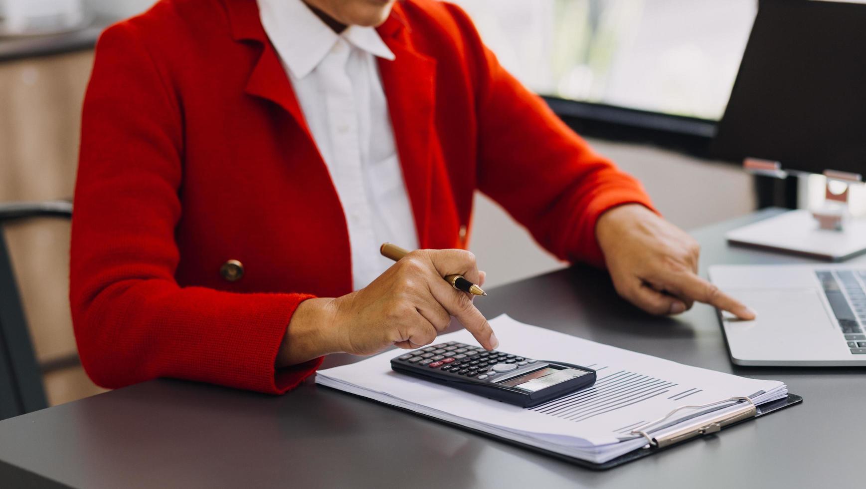 mano de mujer de negocios trabajando con computadora portátil, tableta y teléfono inteligente en la oficina moderna con diagrama de icono virtual en la oficina moderna a la luz de la mañana foto