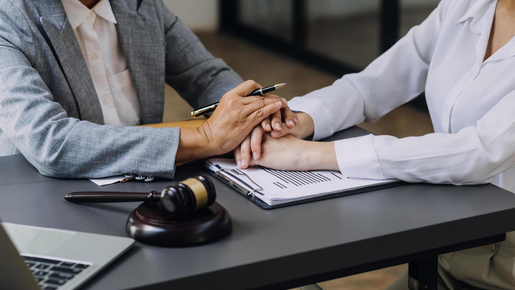 abogado masculino que trabaja con papeles de contrato y mazo de madera en tabel en la sala del