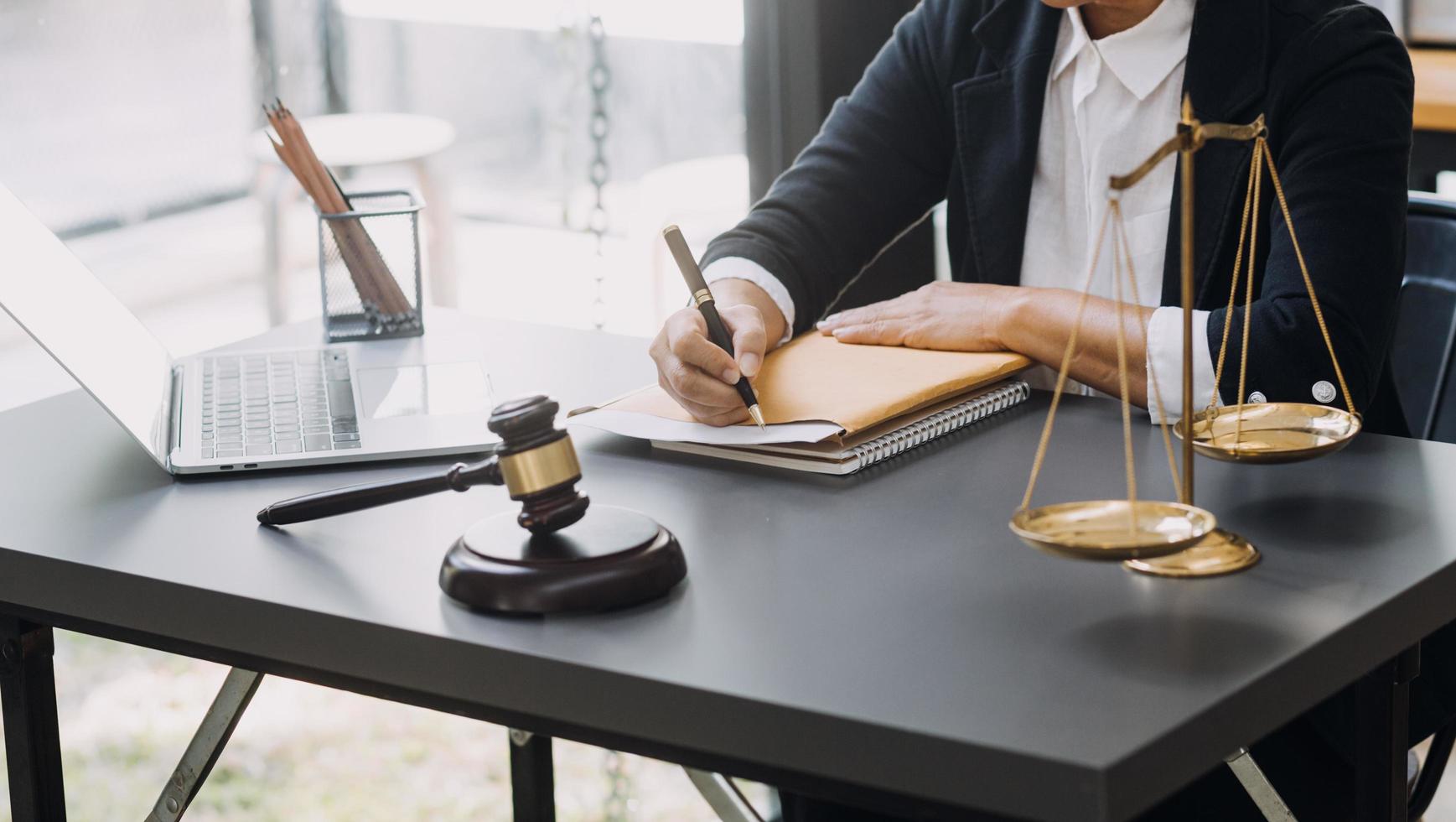 abogado masculino que trabaja con papeles de contrato y mazo de madera en tabel en la sala del tribunal. justicia y derecho, abogado, juez de la corte, concepto. foto