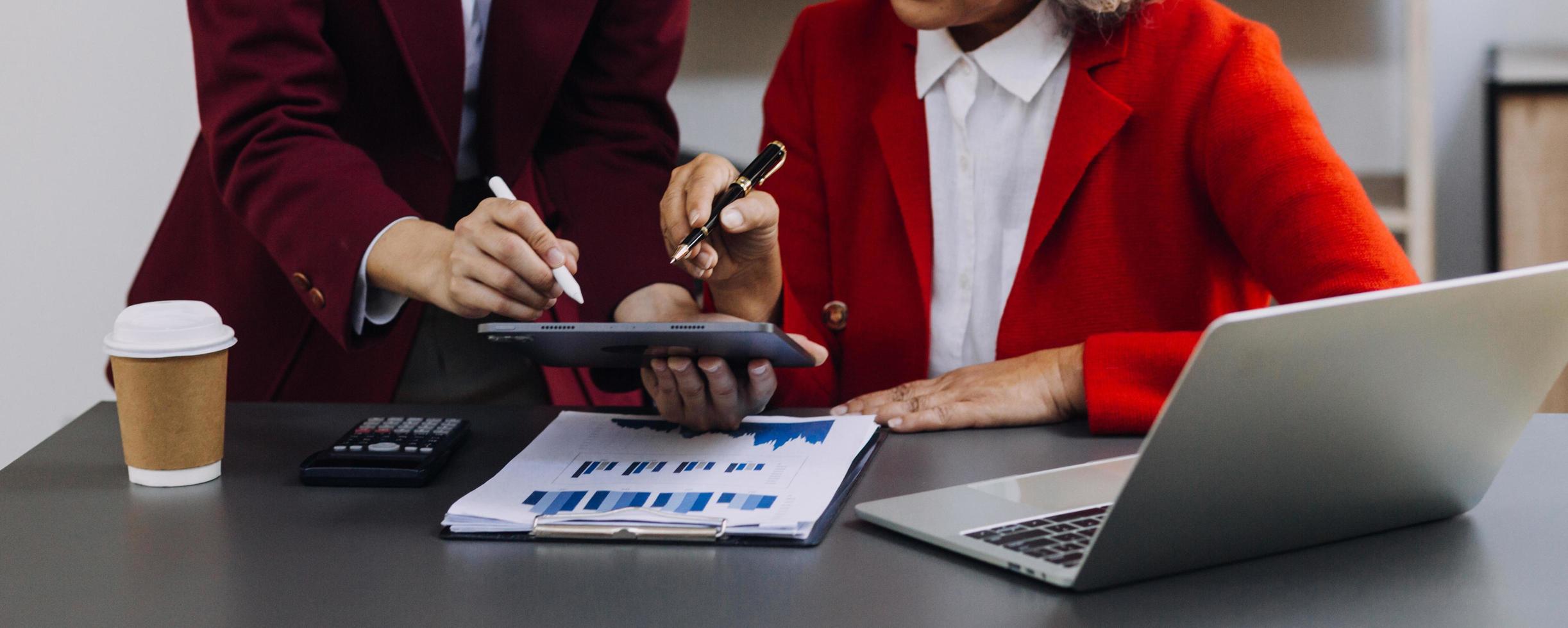 Inversor comerciante de comercio de inversión y tecnología de finanzas comerciales. fondos de inversión bursátil y activos digitales. hombre de negocios analizando datos financieros del gráfico de compraventa de divisas. foto