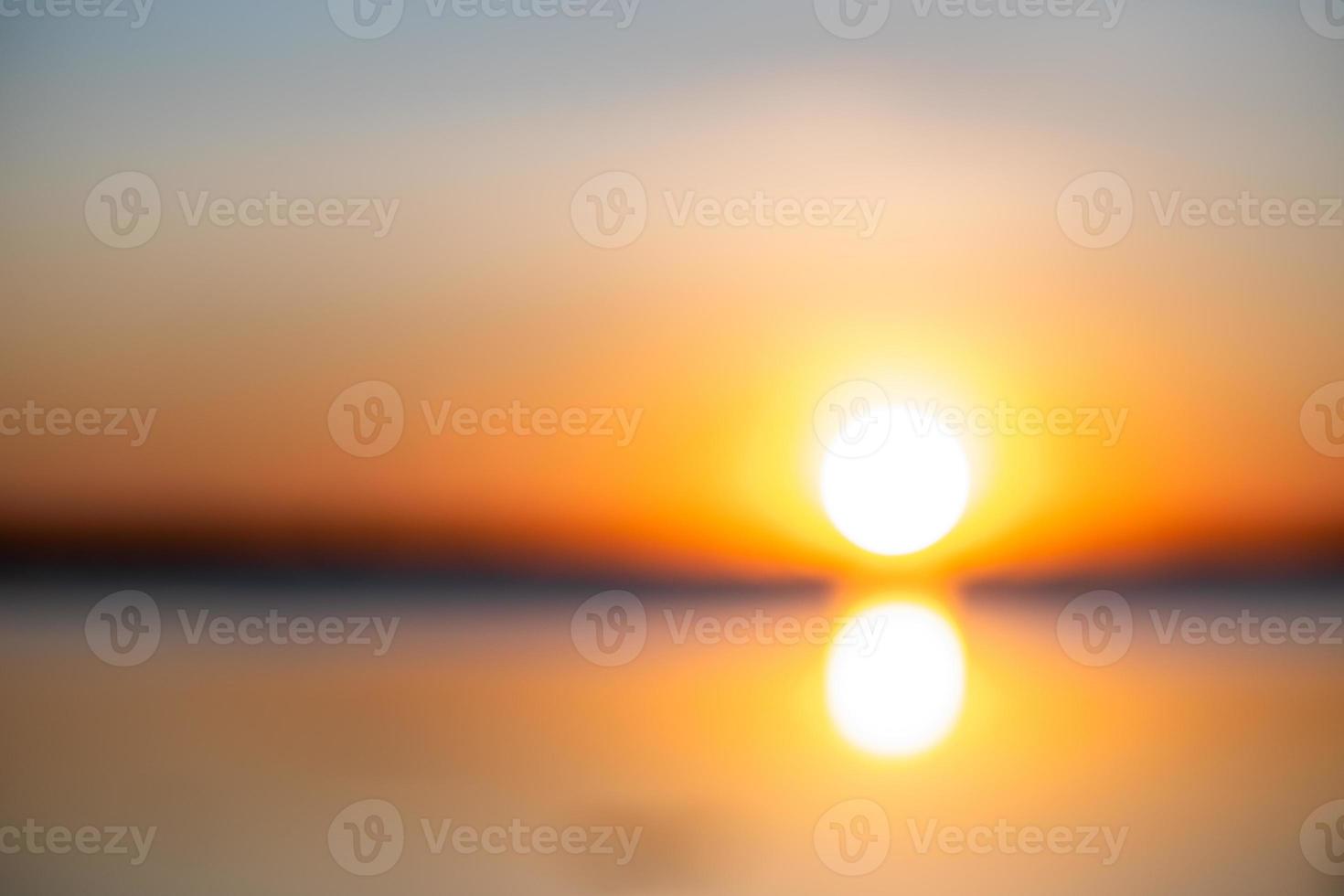 bellas nubes naranjas degradadas y luz solar en el cielo azul perfectas para el fondo, disfrutar de la noche, el crepúsculo foto