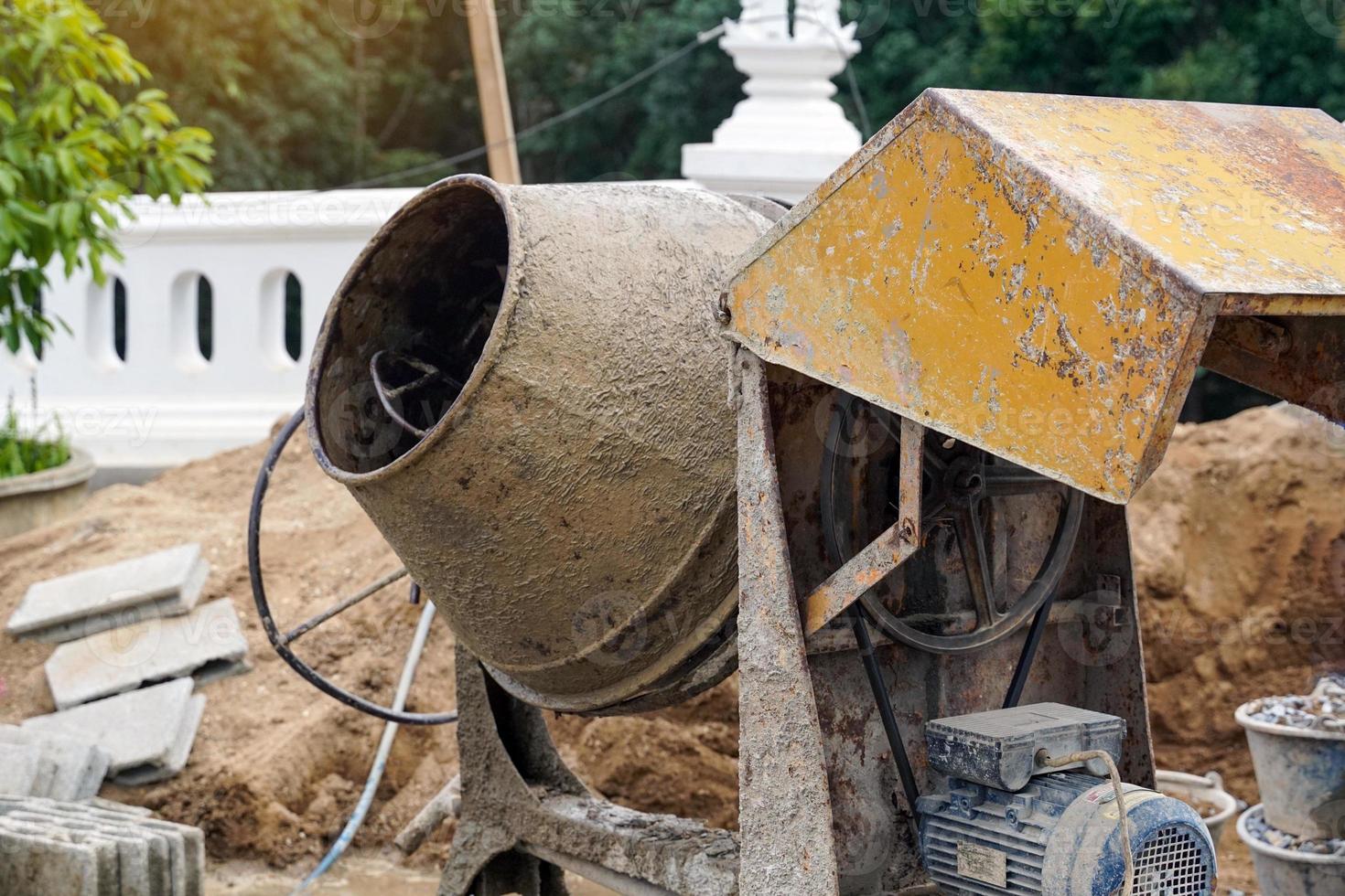 Mortar mixer with motor Use a mortar mixer, made of good quality steel, strong, save time, then start adding ingredients.When mixing, turn the wheel of the mill to pour the mortar out of the mill. photo