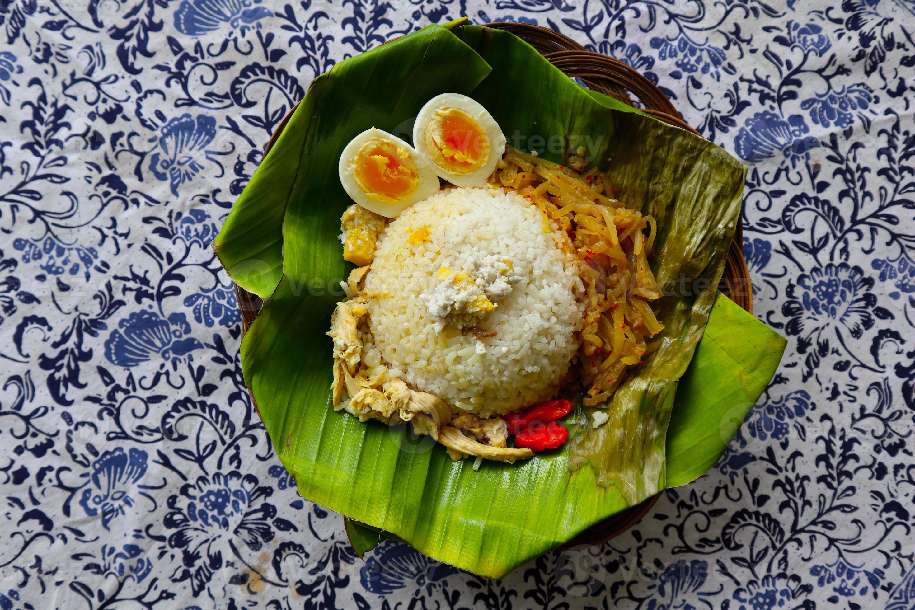 Of course. Here is a 1,200-word article about Nasi Liwet from Solo.