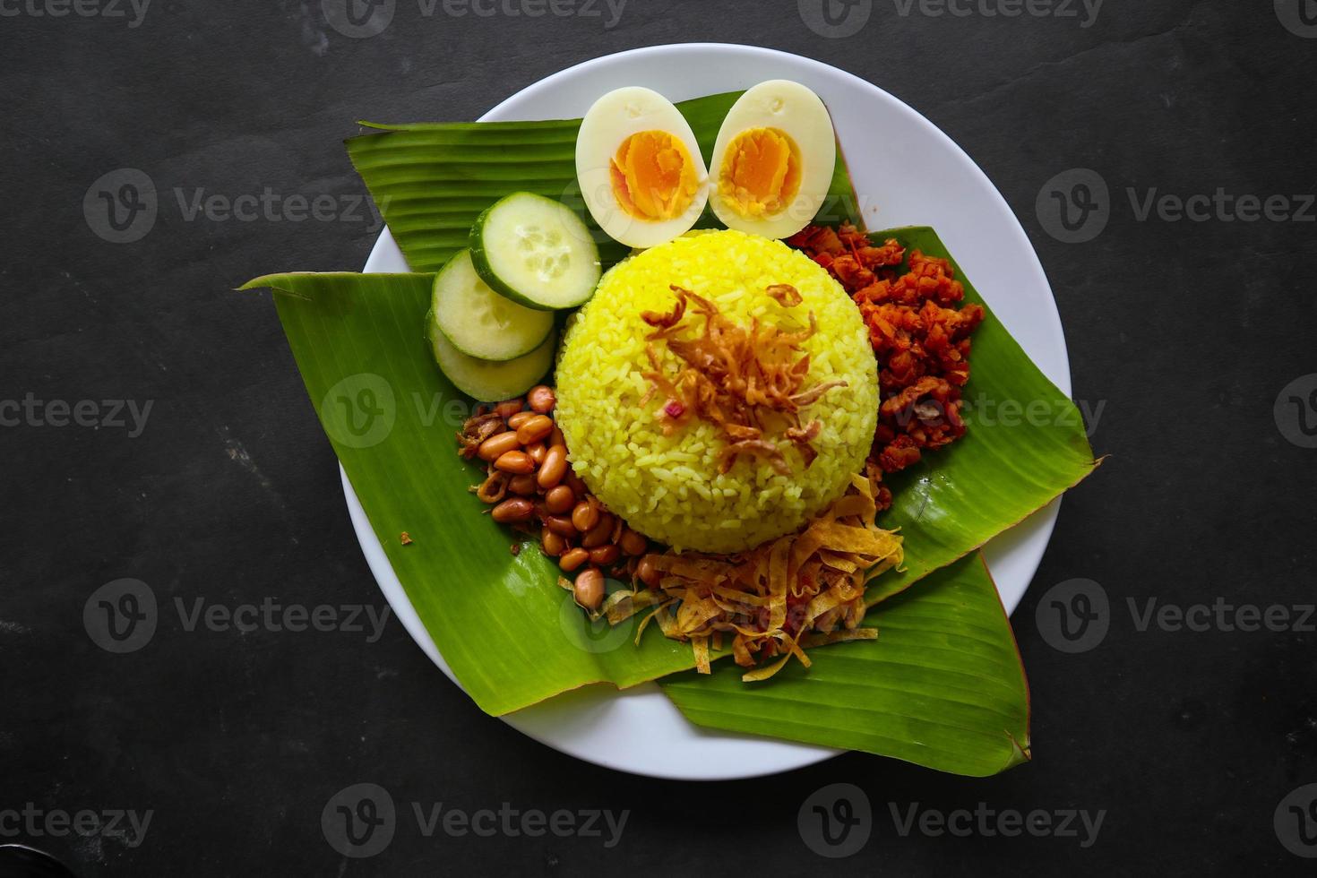 nasi kuning o arroz amarillo o arroz tumeric es comida tradicional de asia, hecho arroz cocinado con cúrcuma, leche de coco r foto