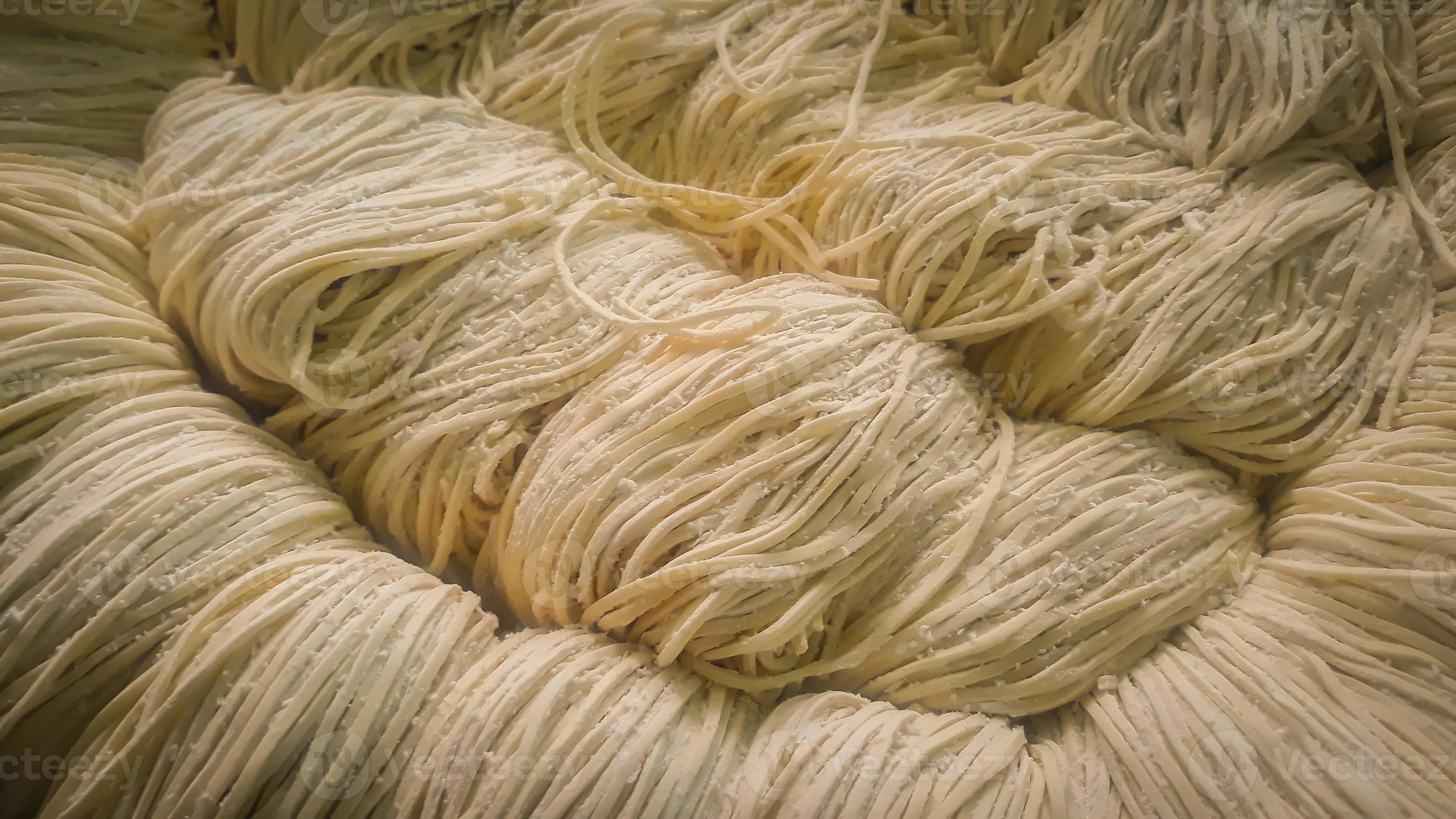 Fresh white noodles or raw noodles, for ramen, pasta, soba, bakmie and