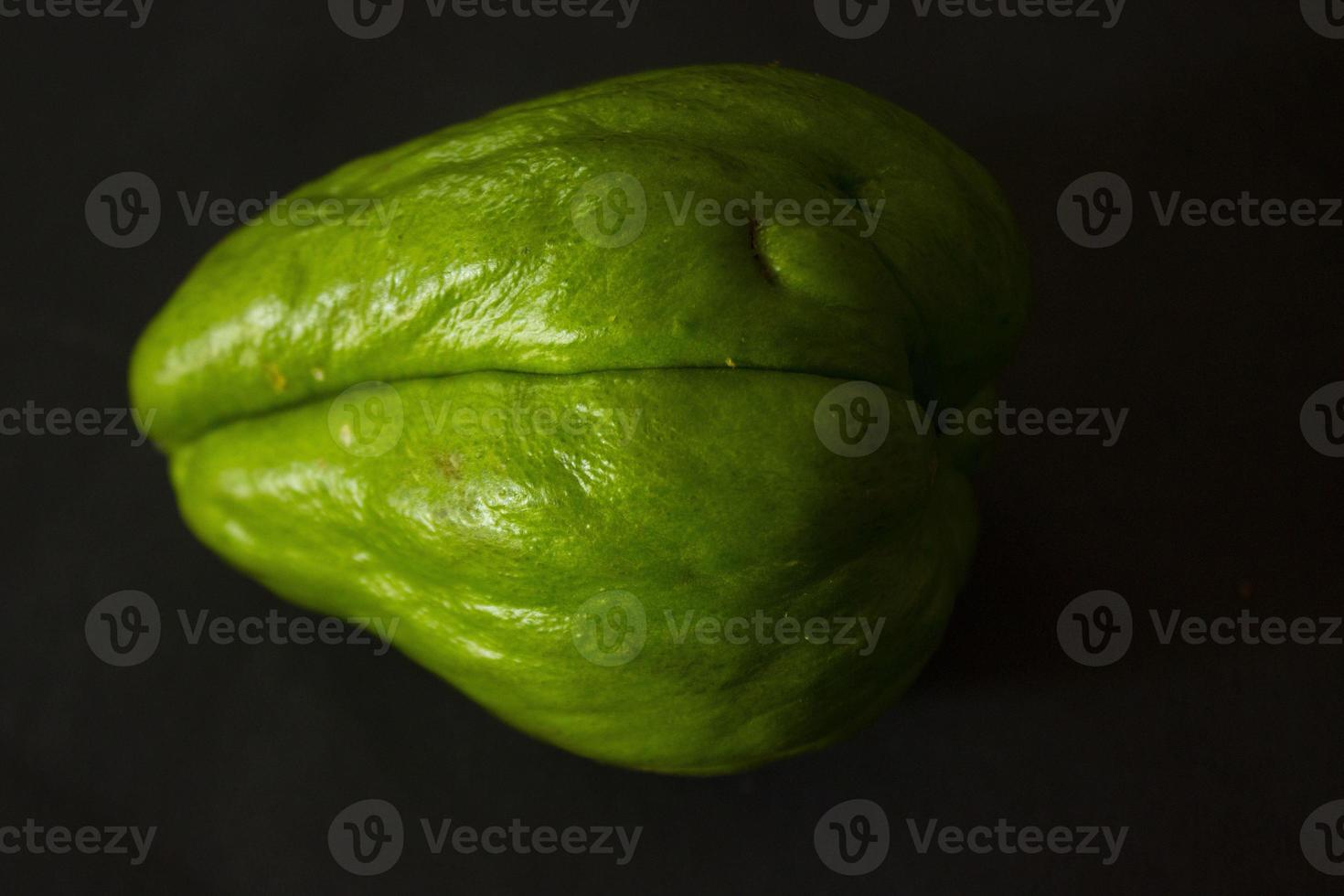 labu siam, jipang o chayote aislado sobre fondo blanco. concepto de vegetales orgánicos foto