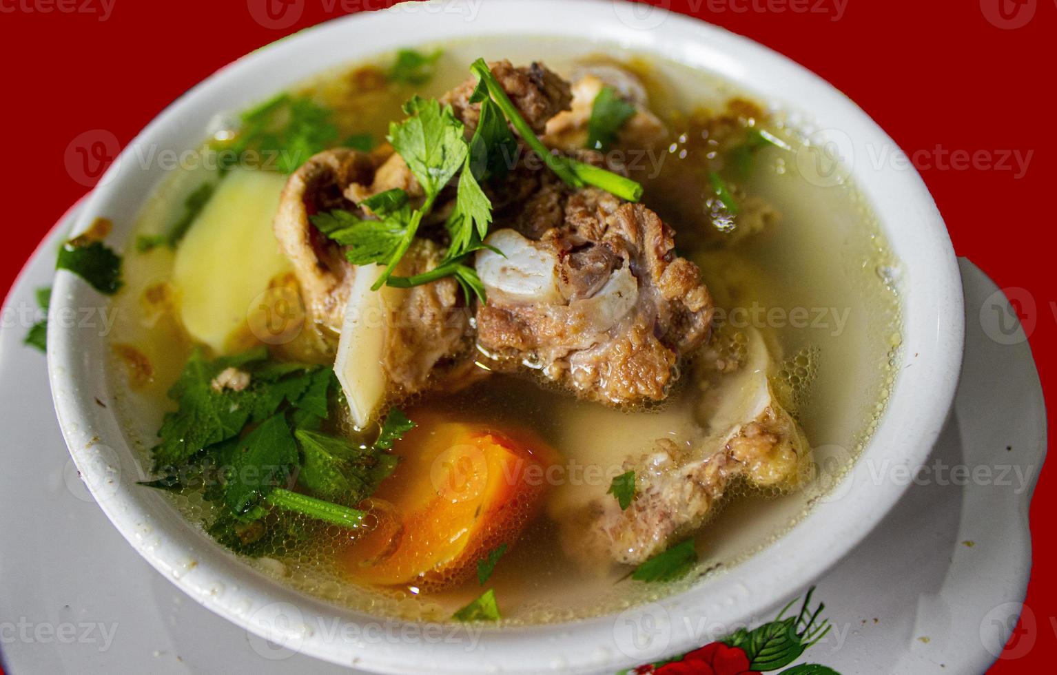sop buntut o sopa de rabo de toro o sopa de rabo es una sopa tradicional hecha de rabo de buey, hervida con especias foto