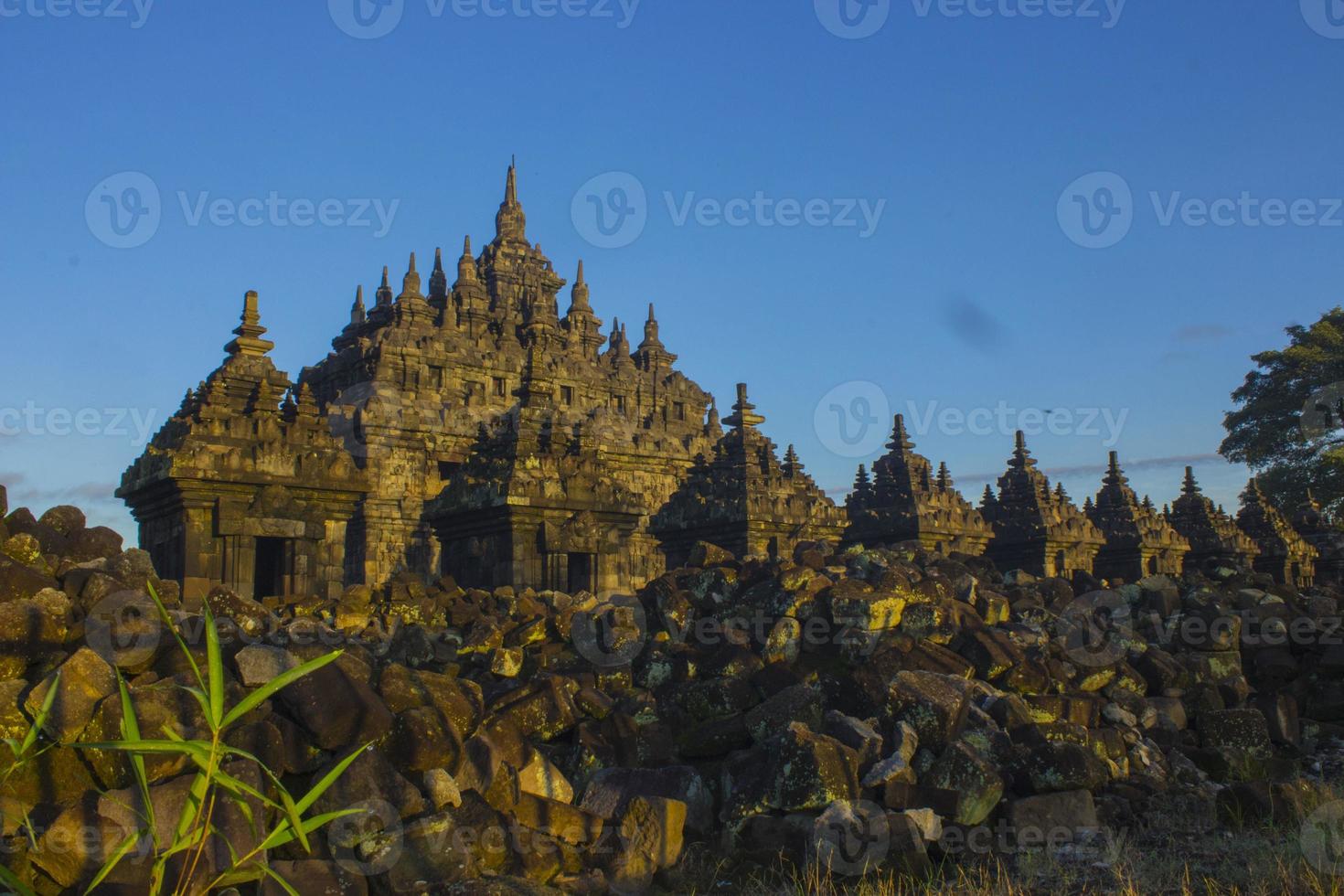 candi plaosan, un templo budista ubicado en klaten central java, indonesia, con un fondo del monte merapi foto