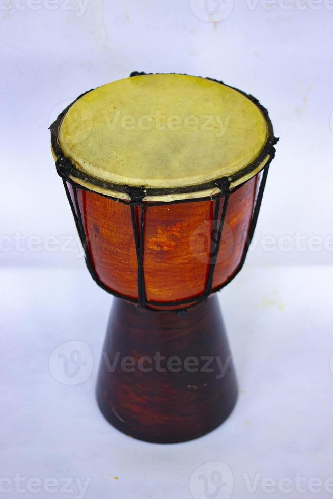 tambores djembe aislado sobre fondo blanco tambores djembe aislado sobre fondo blanco foto