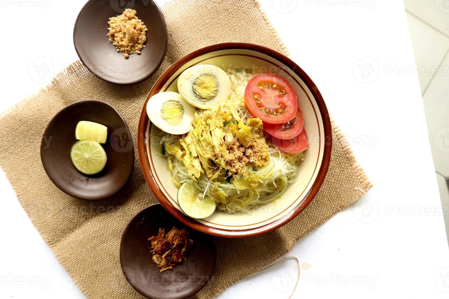 soto lamongan es un plato de sopa lamongan, java oriental, indonesia. hecho de pollo, fideos, huevo, brotes de soja, cúrcuma, el caldo y koya foto