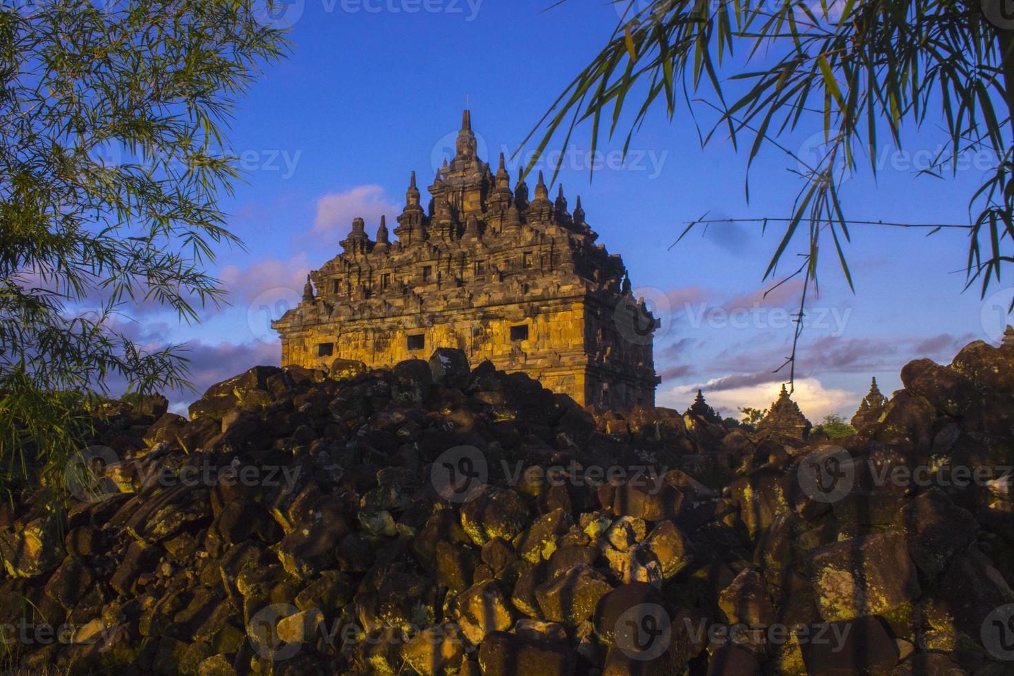 candi plaosan, un templo budista ubicado en klaten central java, indonesia, con un fondo del monte merapi foto