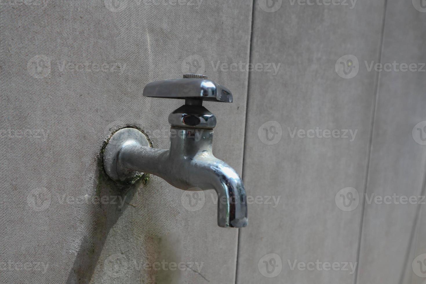 grifo de agua o ficha de agua en la pared de cerámica foto