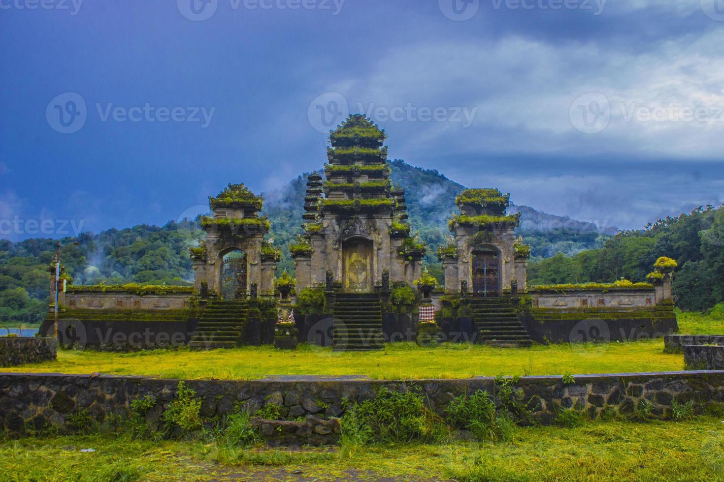 ruinas del templo hindú de pura hulun danu en el lago tamblingan, bali, indonesia foto