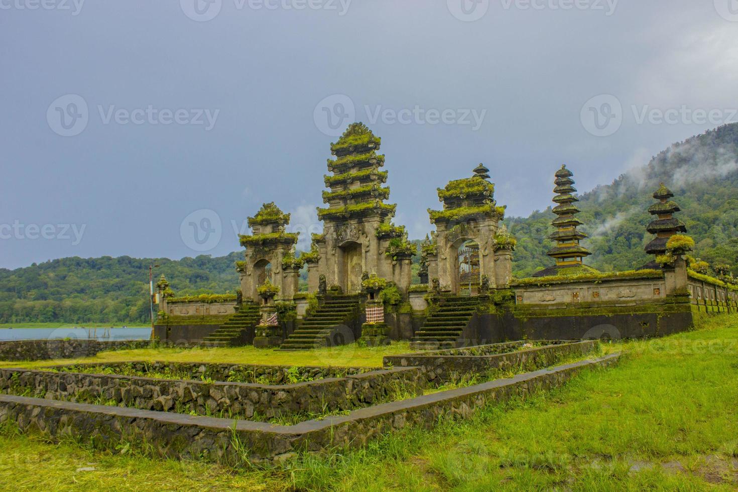 ruinas del templo hindú de pura hulun danu en el lago tamblingan, bali, indonesia foto