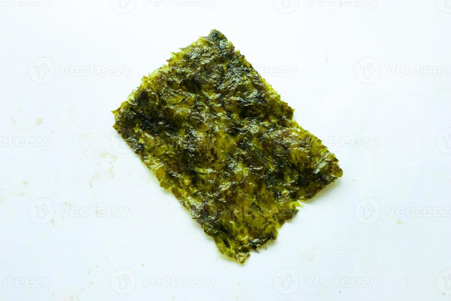 algas nori aisladas sobre fondo blanco. comida japonesa nori. láminas de algas secas. foto