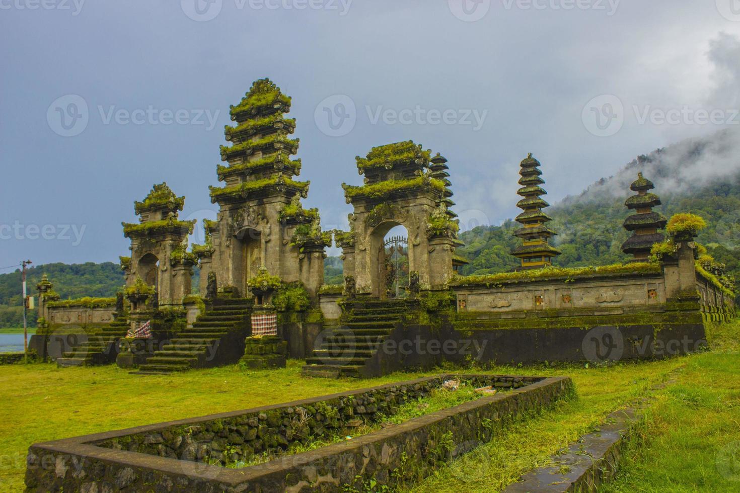 ruinas del templo hindú de pura hulun danu en el lago tamblingan, bali, indonesia foto