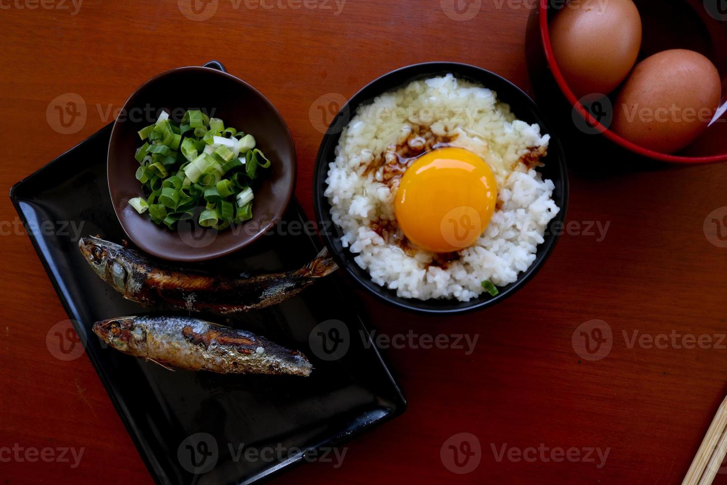 tamago kake gohan o huevo crudo sobre arroz. comida tradicional de japón, comer en el desayuno foto