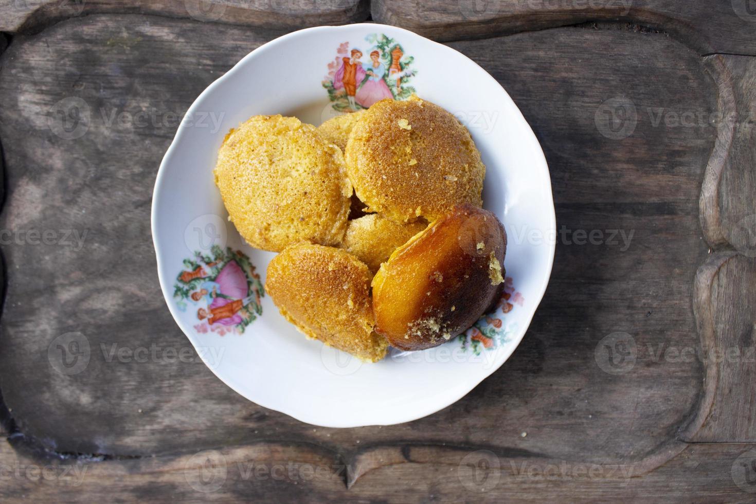 apem, o appam, es un bocadillo tradicional de indonesia. hecho de harina de arroz, huevos, leche de coco, azúcar y cinta y un poco de sal y luego quemado o al vapor foto