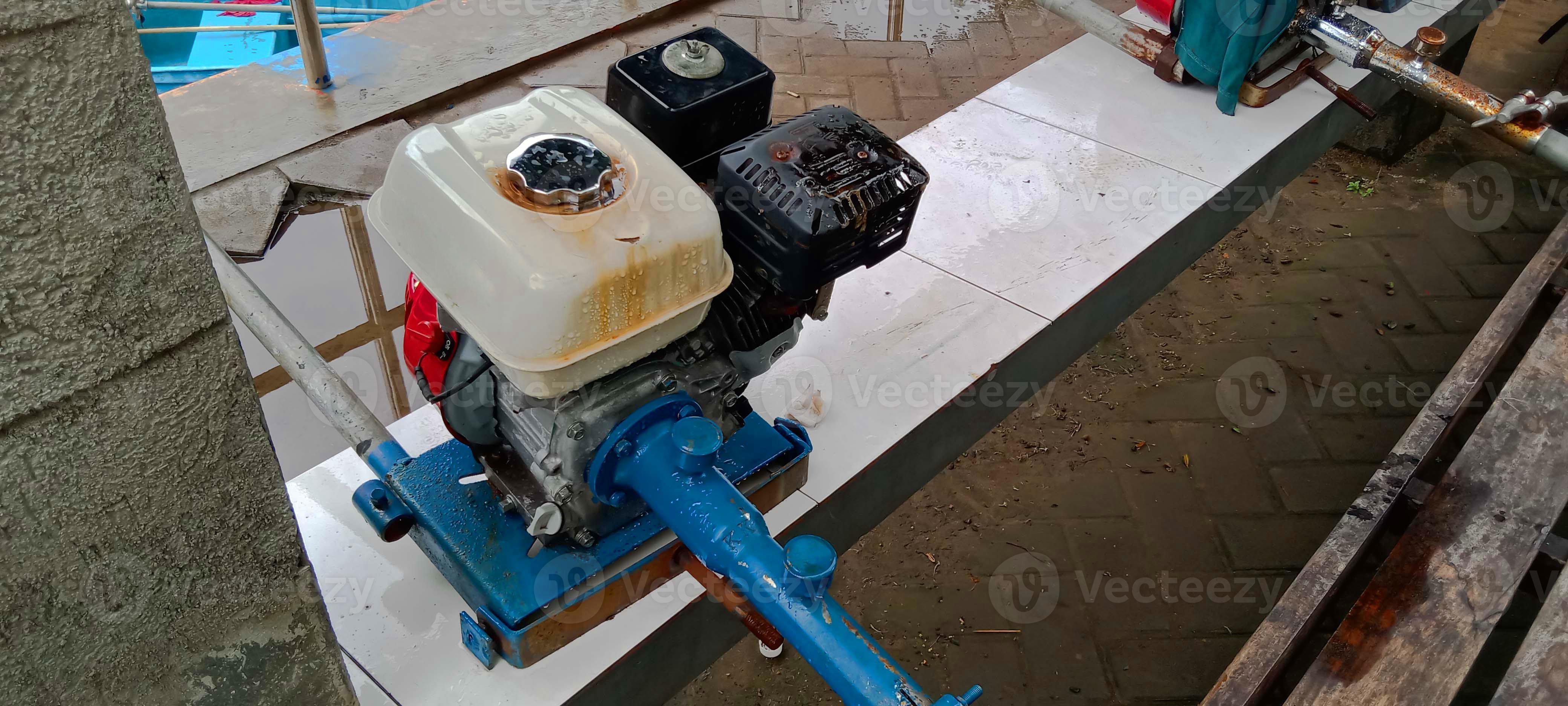 machine outboard engine for boat. alternator, dinamo 15958348 Stock