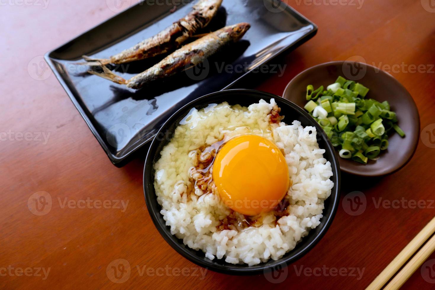 tamago kake gohan o huevo crudo sobre arroz. comida tradicional de japón, comer en el desayuno foto