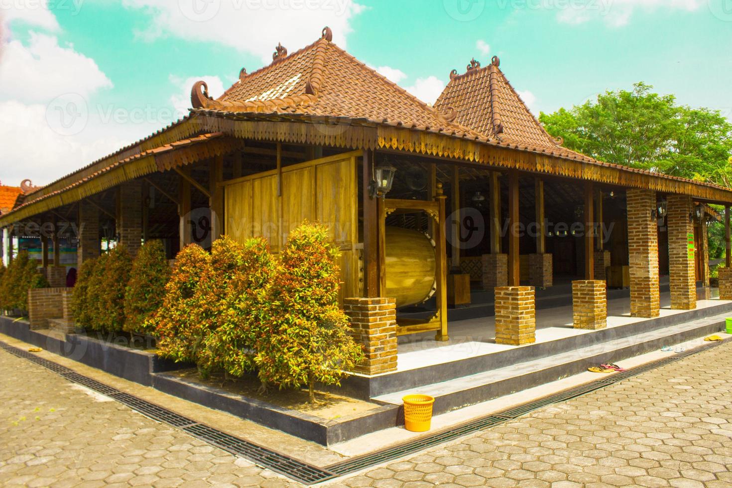 mezquita joglo sekalekan klaten, indonesia. con forma de joglo. casa tradicional javanesa foto