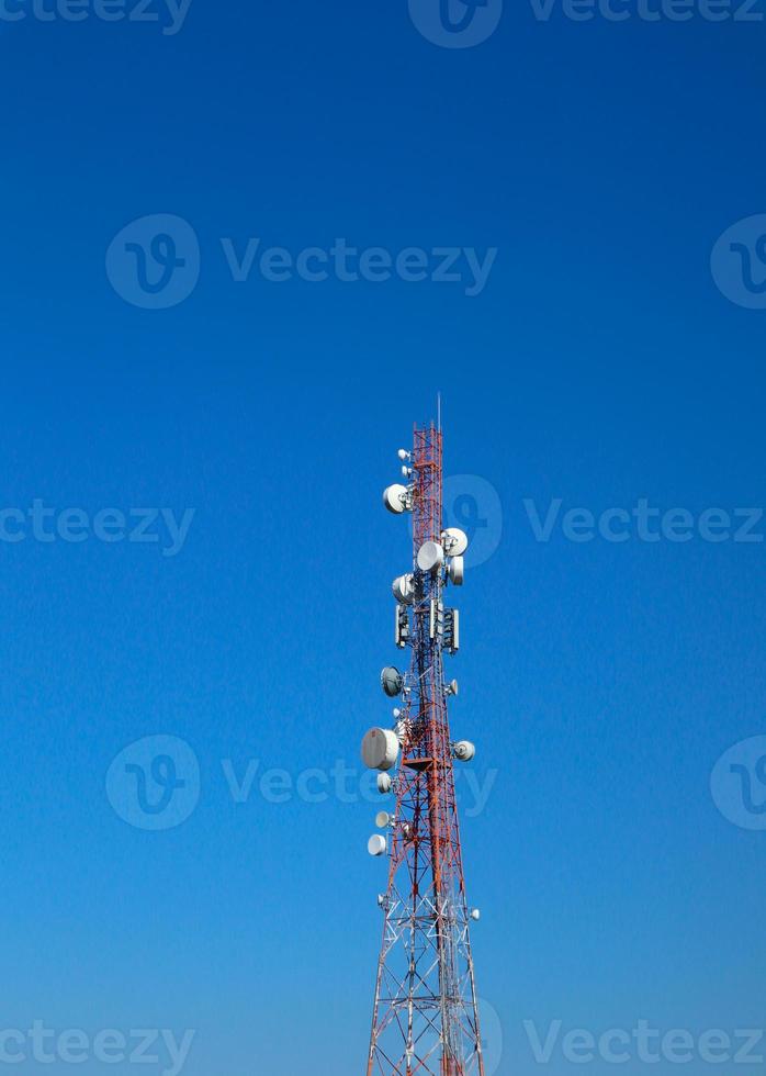 torre de comunicaciones Telco trellis para 3g 4g 5g apocalypse comunicación por Internet, móvil, radio fm y transmisión de televisión en el aire con cielo azul de fondo foto