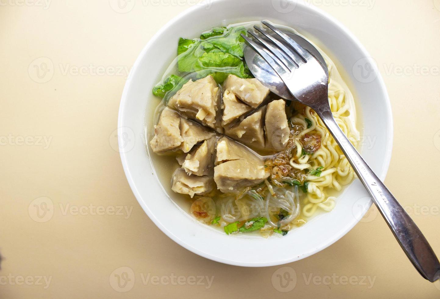 bakso urat o músculos de albóndigas es una comida tradicional popular hecha de carne y músculos de vaca que se sirve con verduras, fideos y sopa de sabores foto