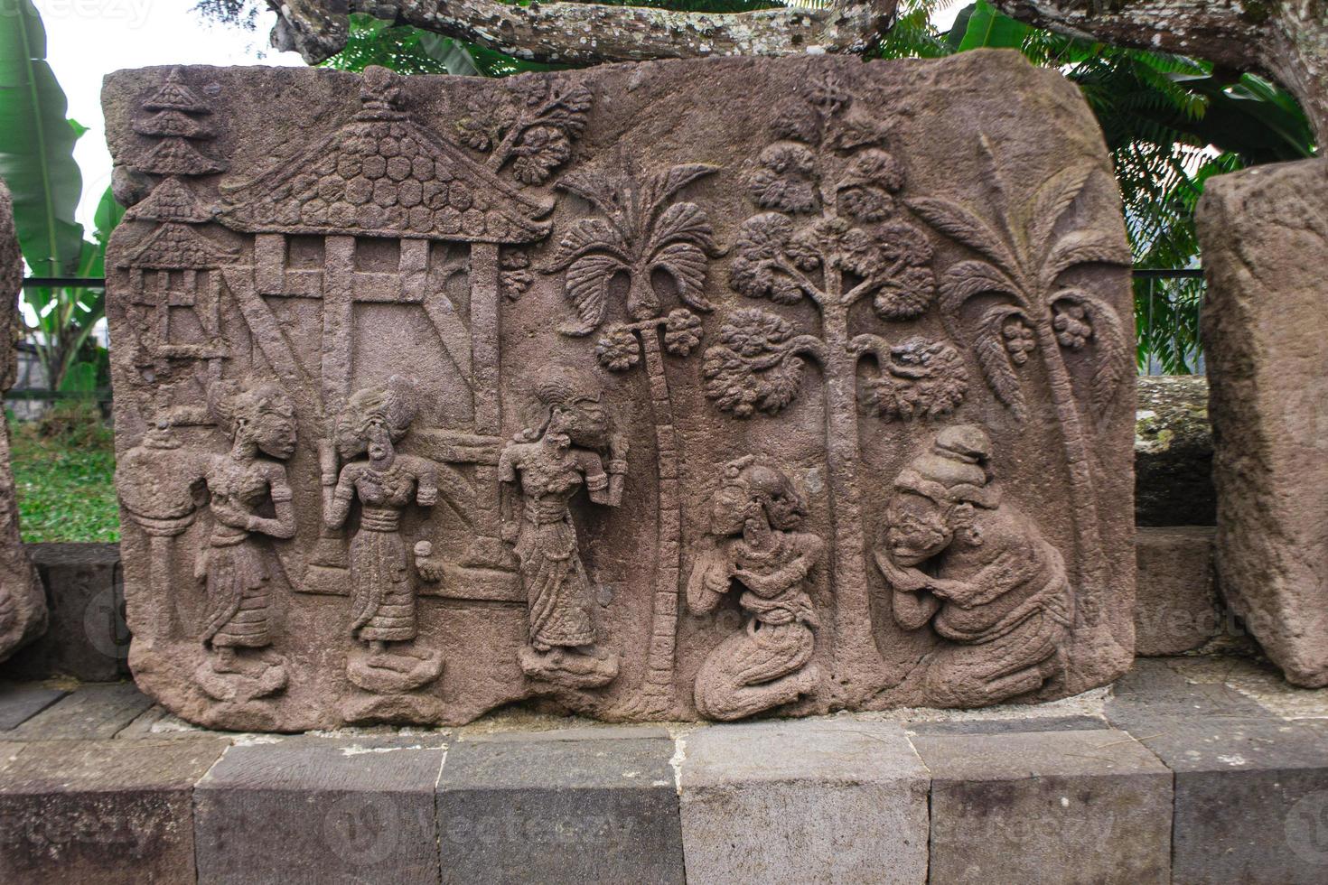 templo sukuh o candi sukuh, relieves en el templo sukuh. antiguo templo erótico candi sukuh-hindú en java central, indonesia. el templo es un templo hindú javanés ubicado en el monte lawu foto