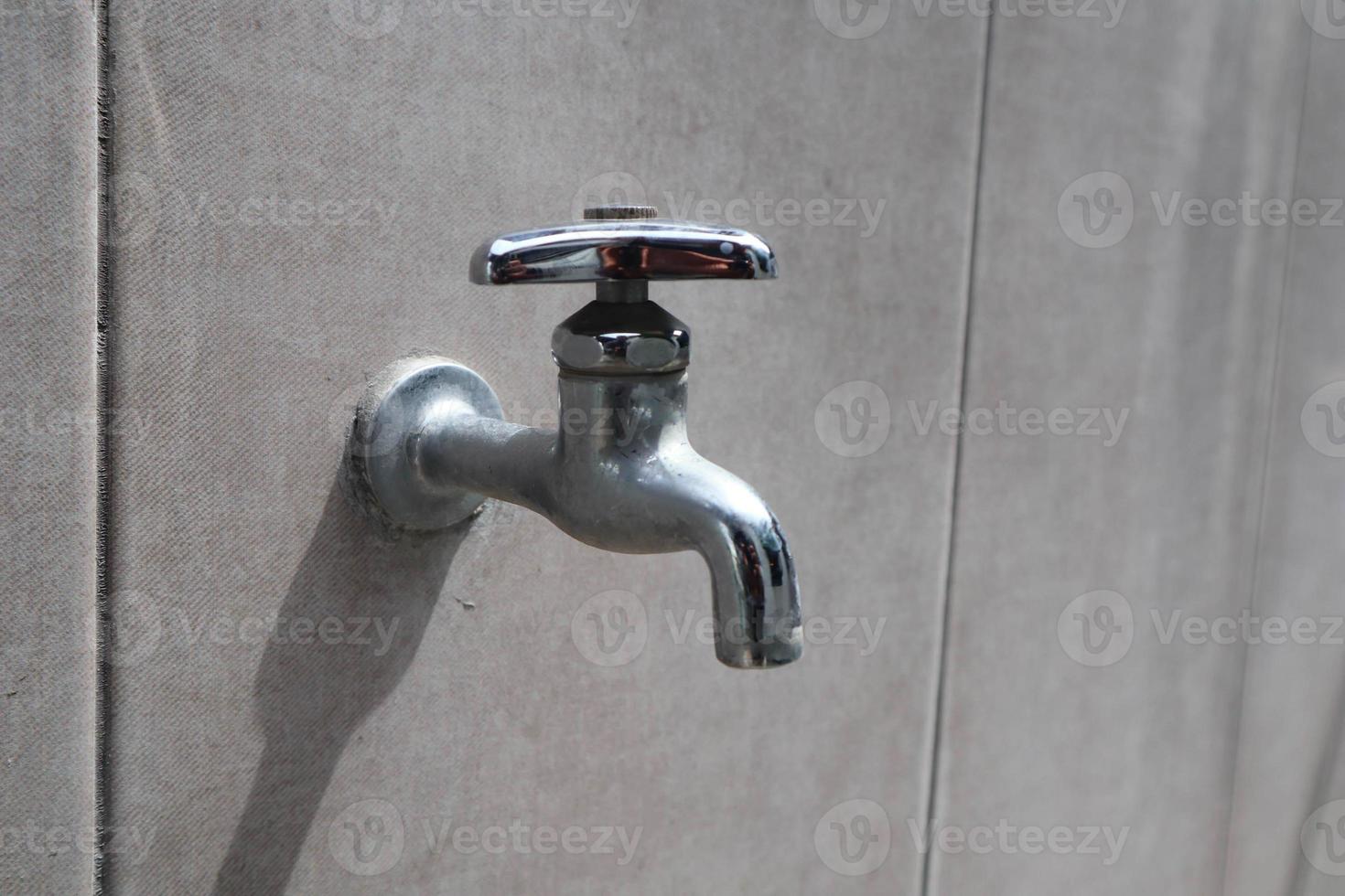 grifo de agua o ficha de agua en la pared de cerámica foto