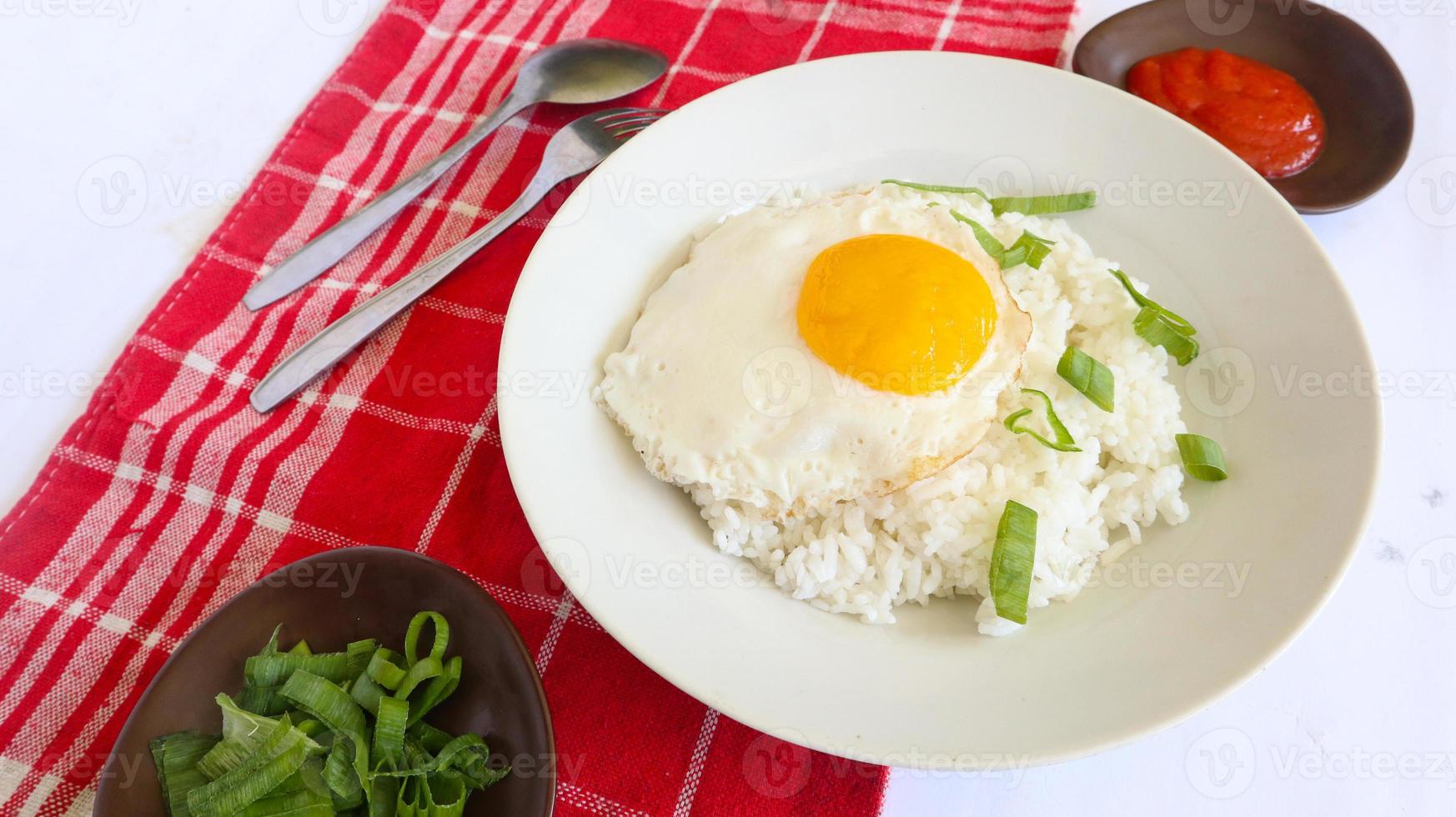 arroz con huevo frito. desayuno huevo frito arroz del lado soleado en un plato, aislado en fondo blanco foto