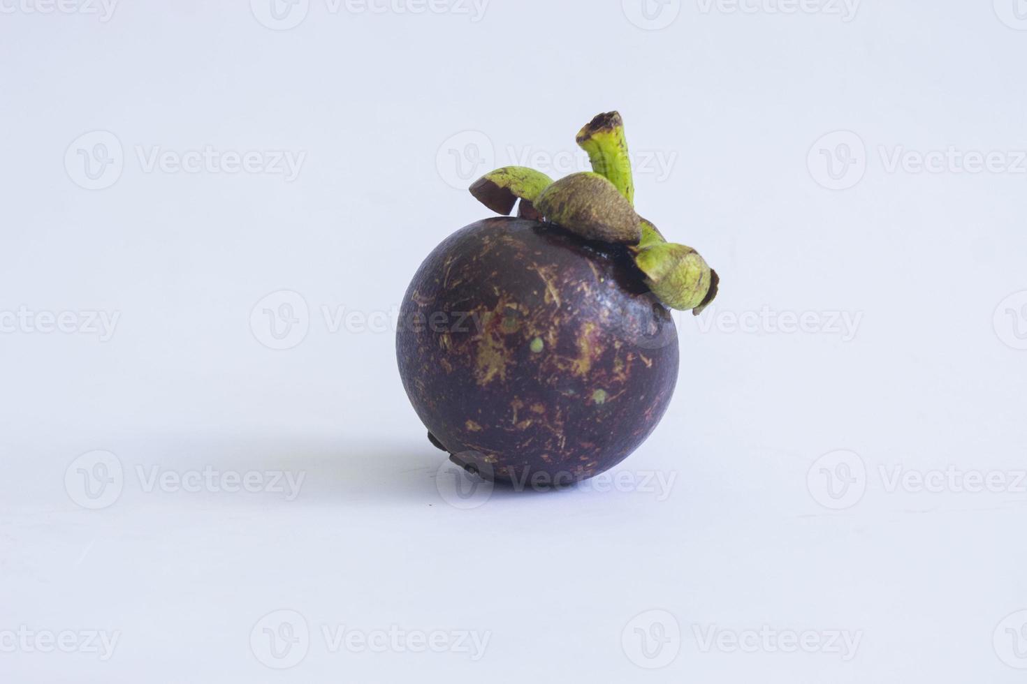 fresco, mangostán, garcinia mangostana aislado sobre fondo blanco foto