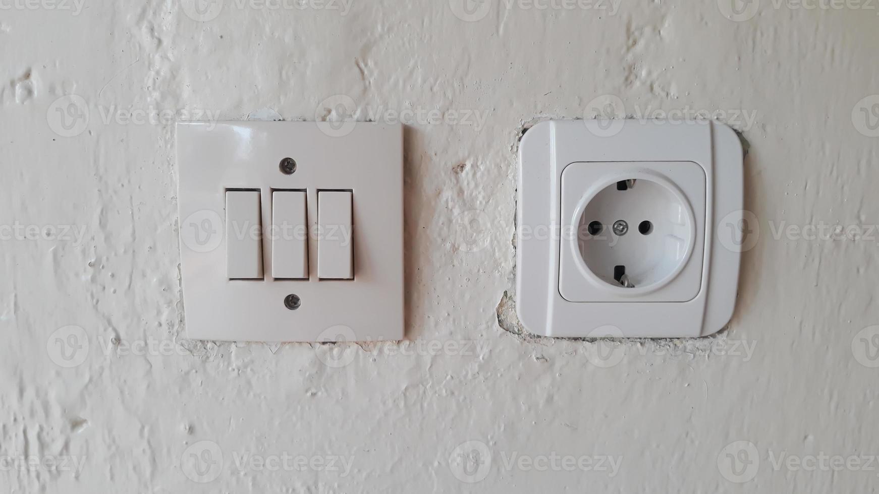 https://static.vecteezy.com/system/resources/previews/015/964/305/non_2x/switch-and-electric-socket-and-white-wall-switch-and-electric-socket-and-white-wall-photo.jpg