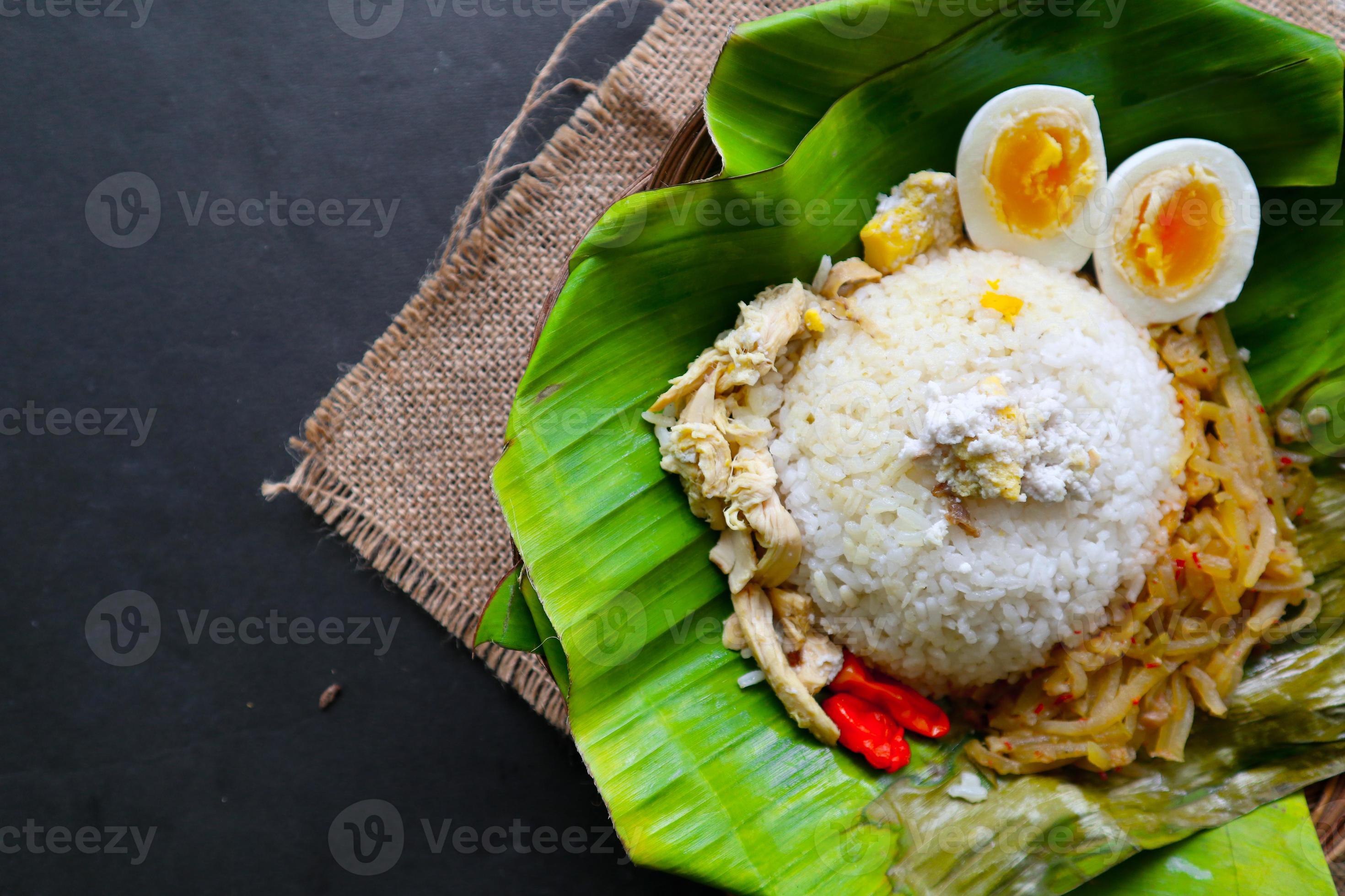 Of course. Here is a 1,200-word article about Nasi Liwet from Solo.