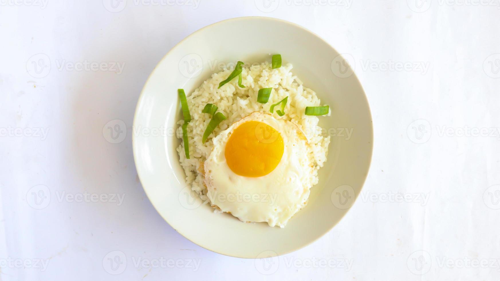 arroz con huevo frito. desayuno huevo frito arroz del lado soleado en un plato, aislado en fondo blanco foto