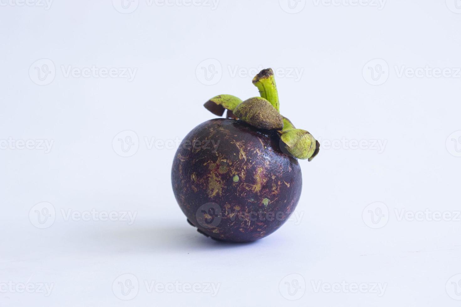 fresco, mangostán, garcinia mangostana aislado sobre fondo blanco foto