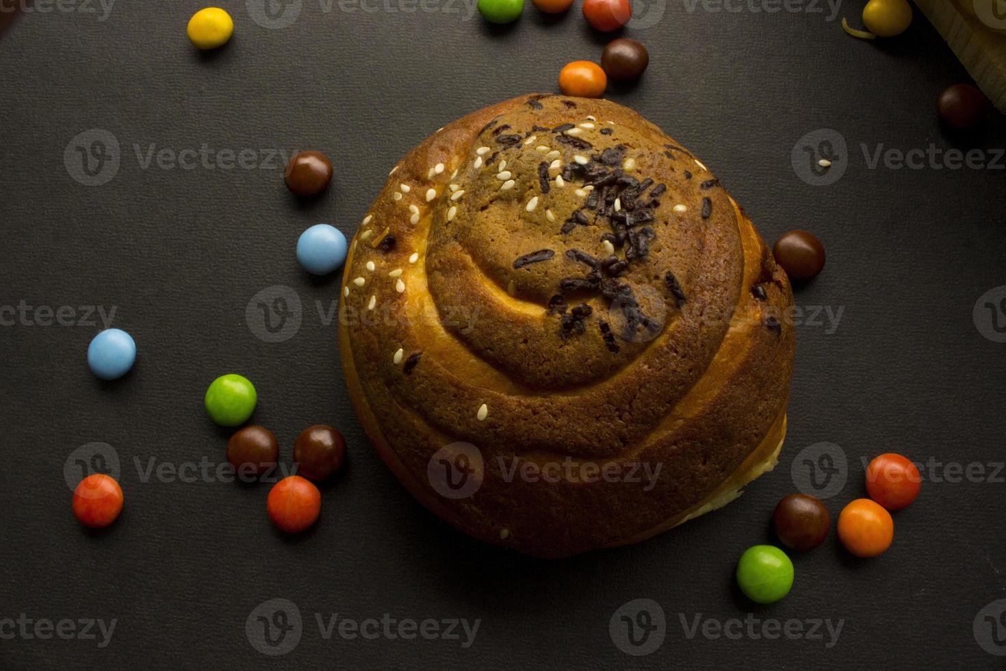 hornear pan casero con chocolate, aislado en un fondo negro adecuado para el desayuno foto
