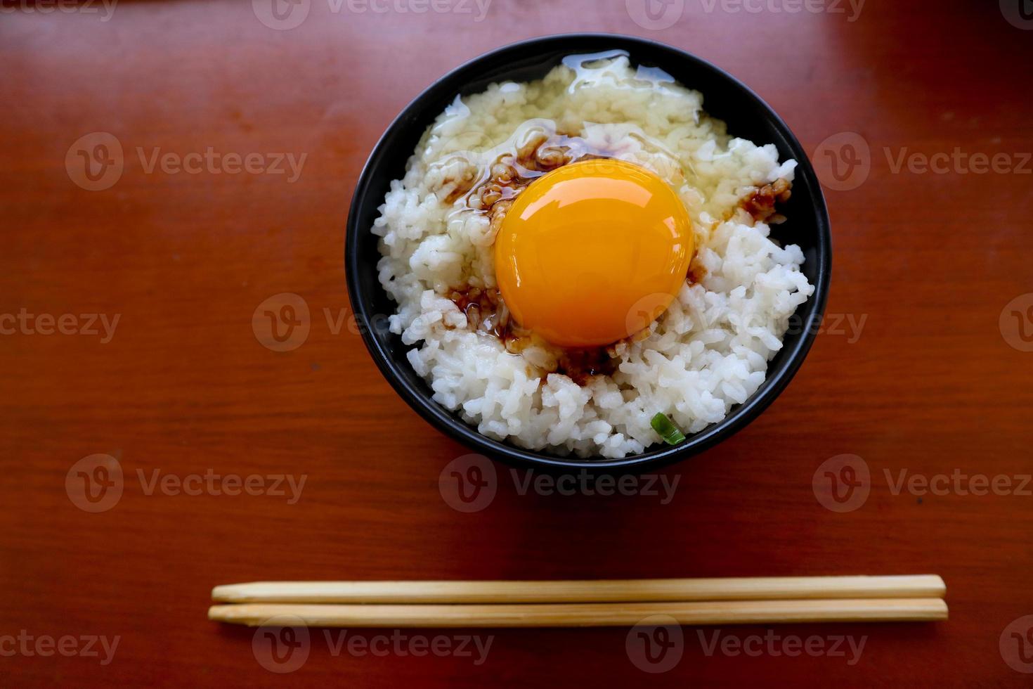 tamago kake gohan o huevo crudo sobre arroz. comida tradicional de japón, comer en el desayuno foto