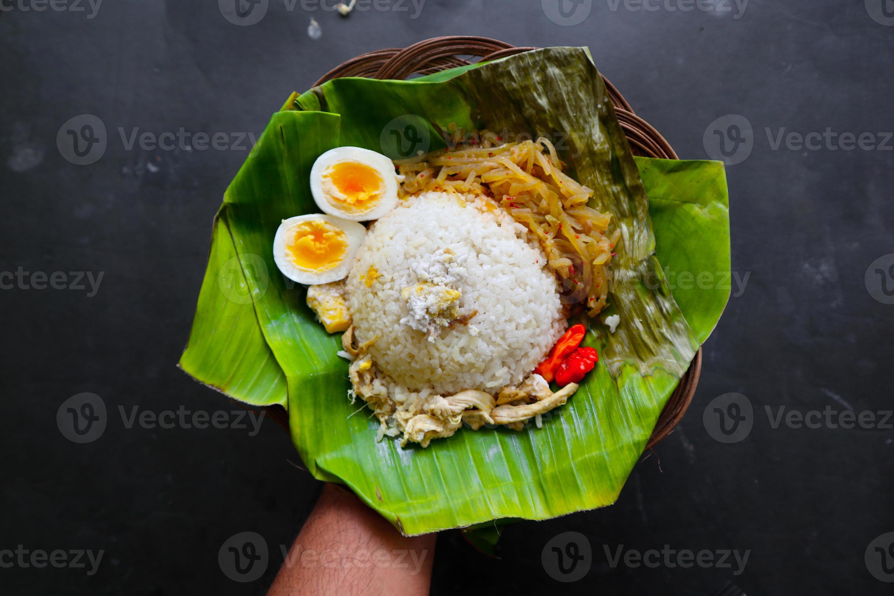 Of course. Here is a 1,200-word article about Nasi Liwet from Solo.
