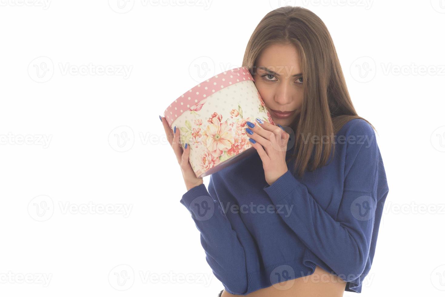 hermosa mujer sosteniendo una gran caja de regalo foto