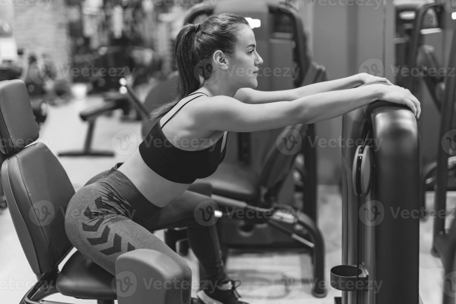 mujer haciendo ejercicio en el gimnasio. foto