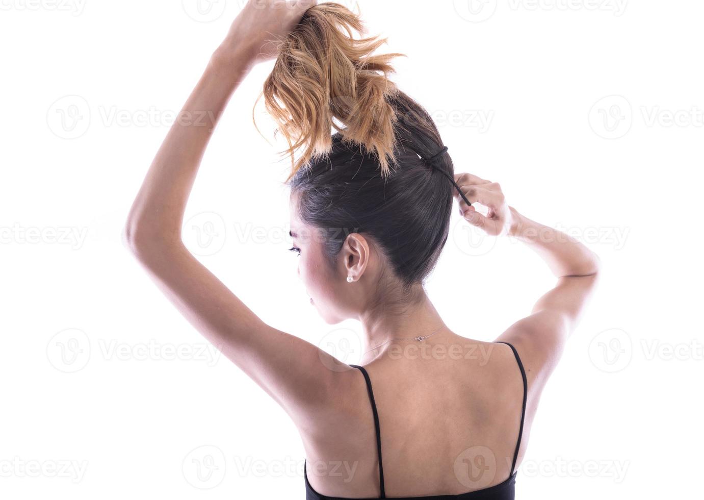 vista posterior de la joven ató su cabello en moño. aislado foto