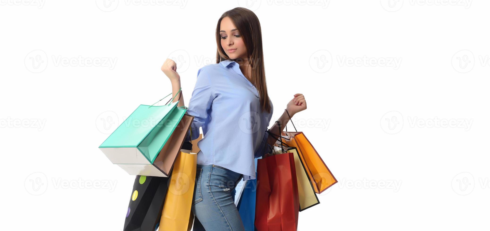 concepto de compras. hermosa morena sonriente con bolsas de compras posando sobre fondo blanco foto