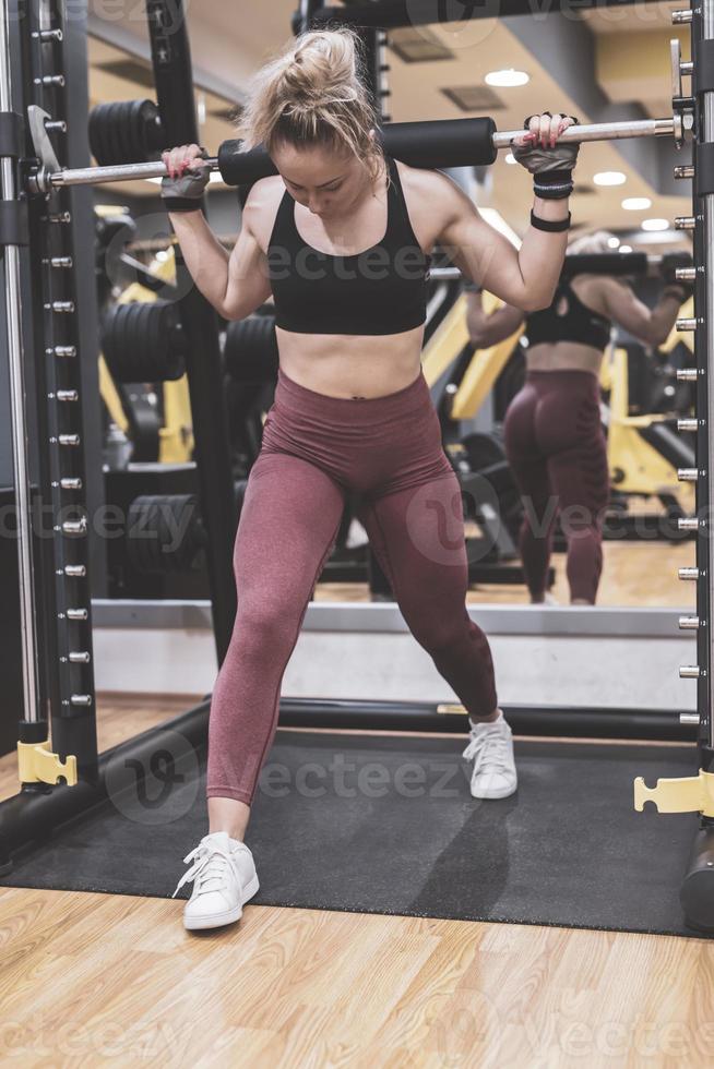 mujer haciendo ejercicio en el gimnasio. foto