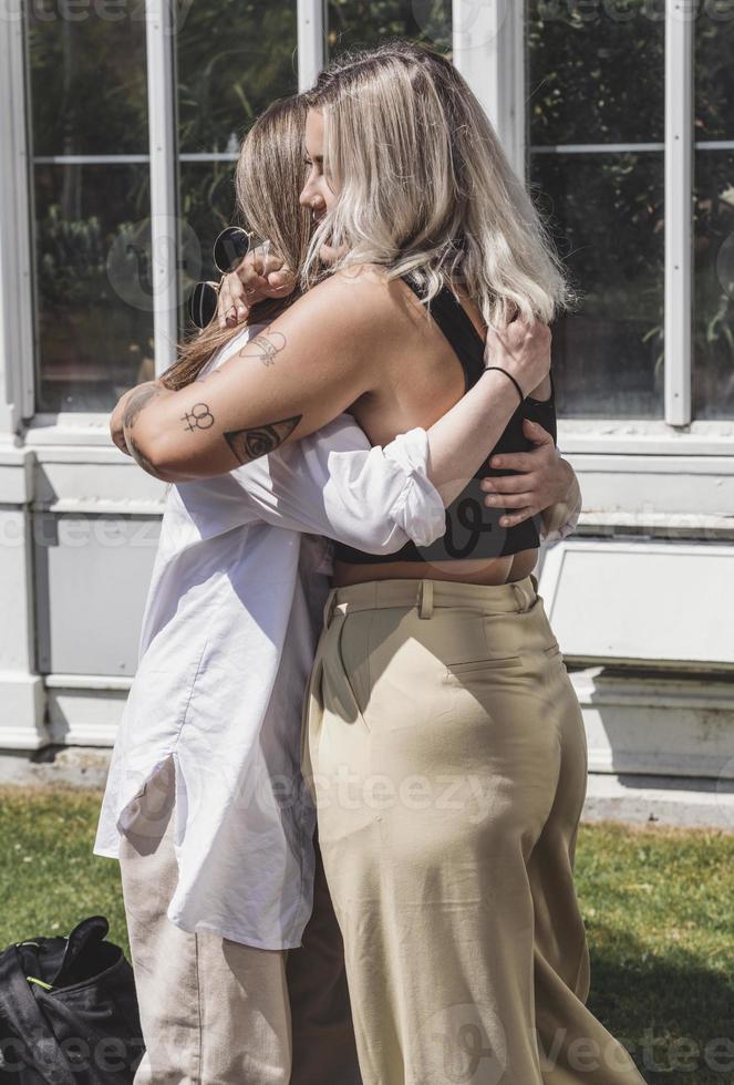 pareja de mujeres jóvenes casadas del mismo sexo en su rutina diaria mostrando algo de afecto lgbt foto
