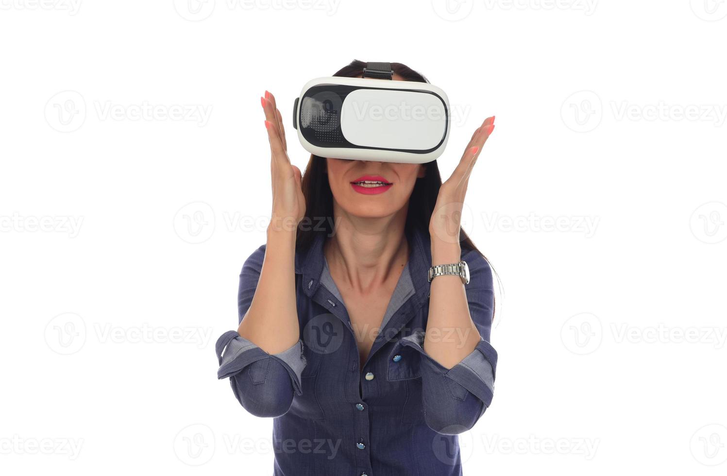 bella mujer con casco de realidad virtual vr con interfaz foto